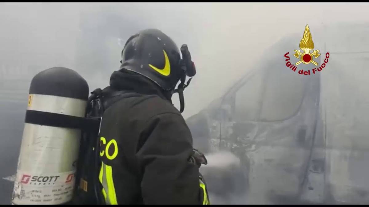 Fiamme in A14 a Rimini, l'intervento dei vigili del fuoco. Il video