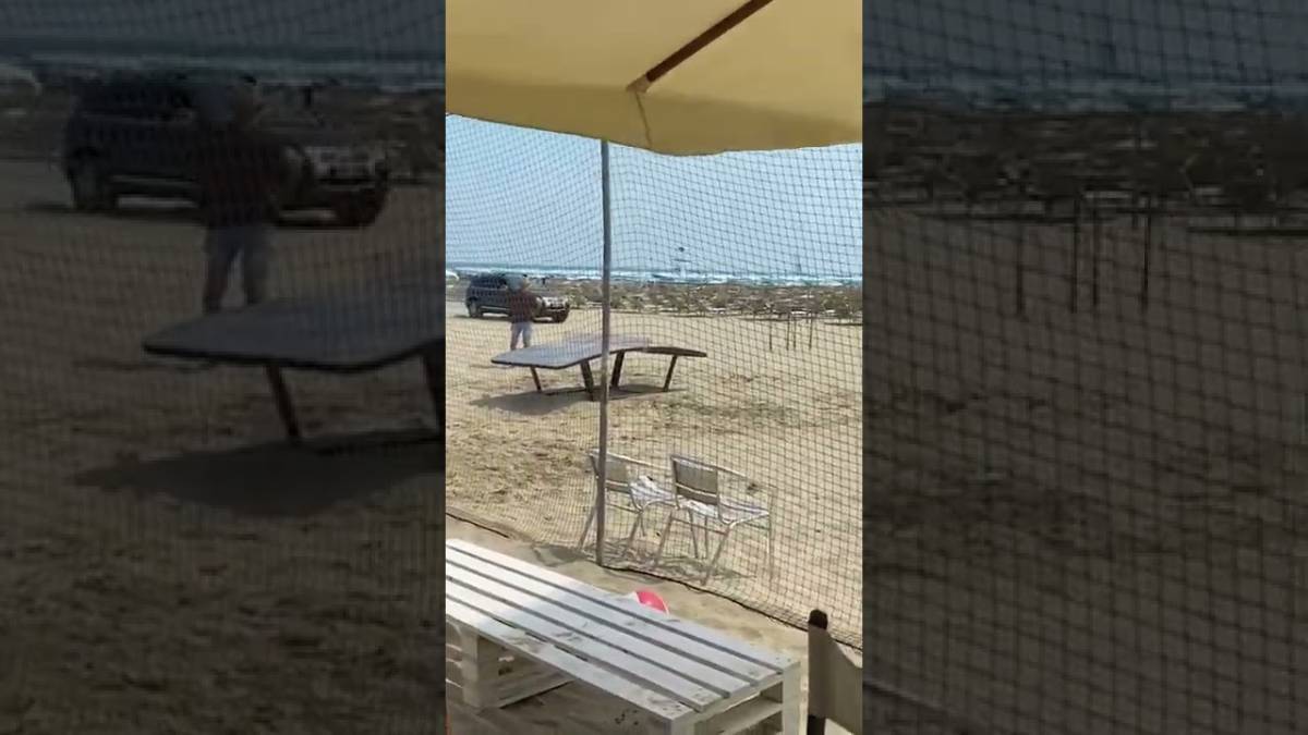 Lido di Classe, sfreccia in spiaggia con il Suv VIDEO