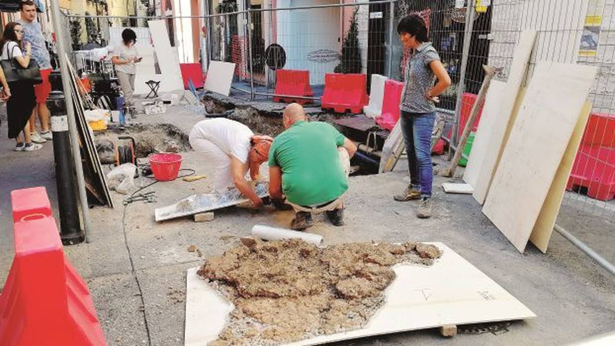 Iniziato lo strappo dell’antico mosaico, la pantera sta per entrare al museo