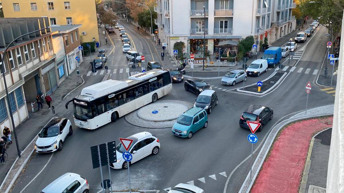 Forlì, parcheggio selvaggio manda in tilt il traffico VIDEO