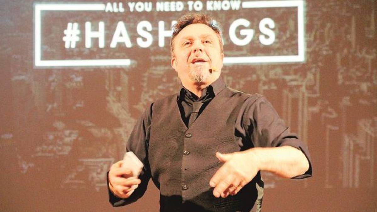 #Tale e quale a me: scatti di comicità«Dentro il mio Instagram c'è il teatro»