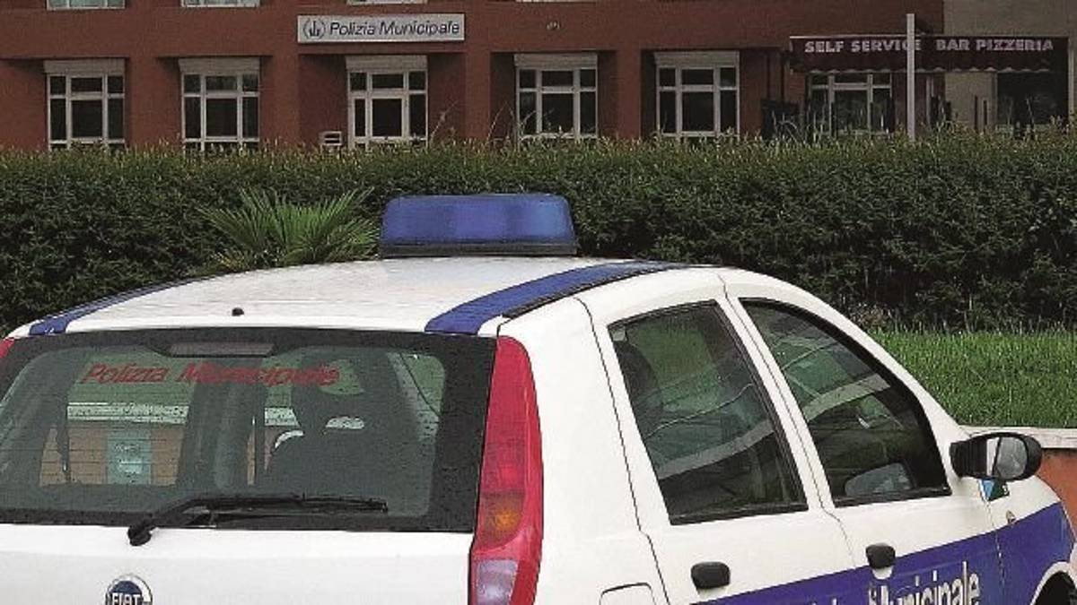 Insultò e minacciò il vigile che gli faceva la multa a Riccione. Chiede scusa e lo risarcirà