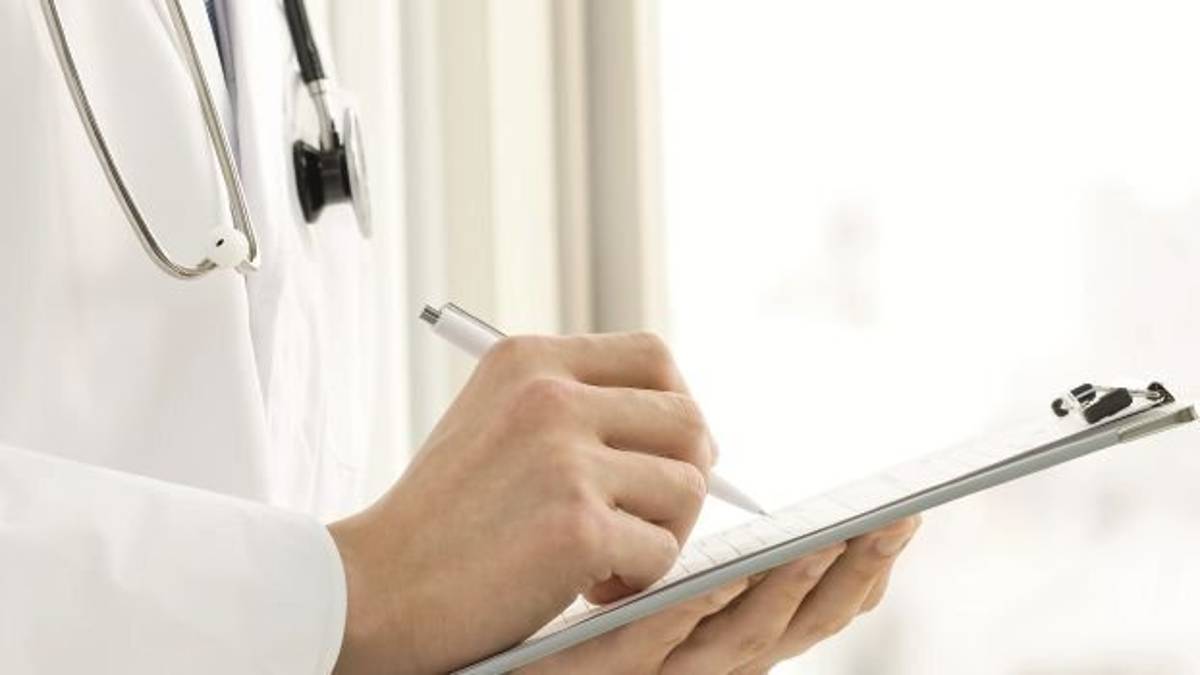 Ravenna, pazienti palpeggiate durante le visite, medico condannato a 3 anni e mezzo