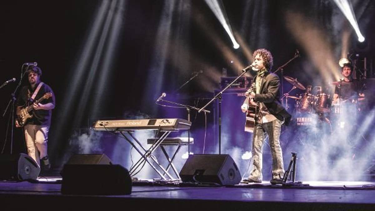 Il cartoon vivente e la ragazza del Piper in scena sul palco di “Imola in musica”