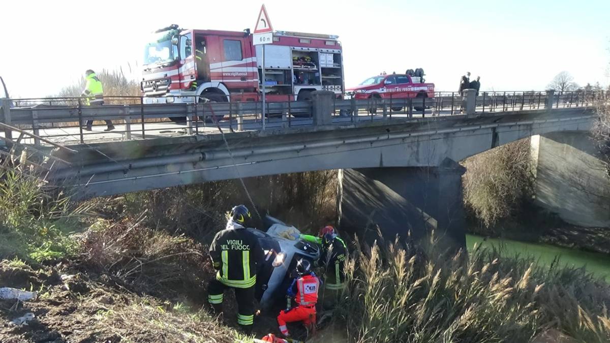 Faenza, sfonda il guard rail e precipita nella scarpata