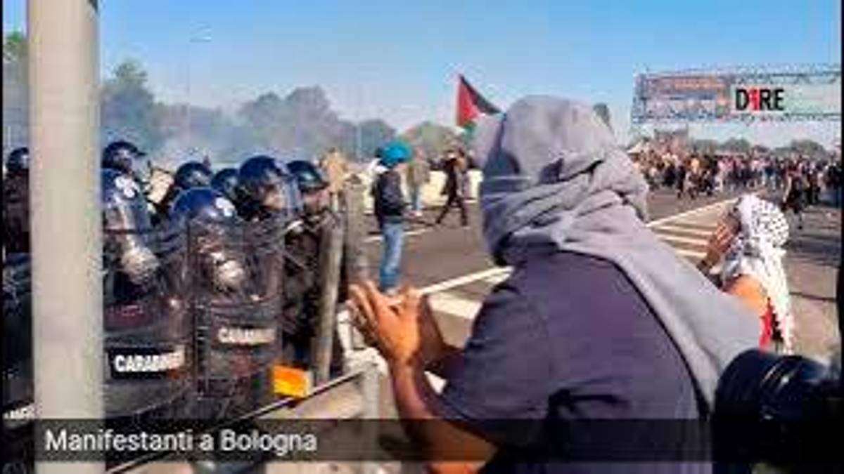 Bologna, autostrada occupata, la Polizia carica i manifestanti VIDEO