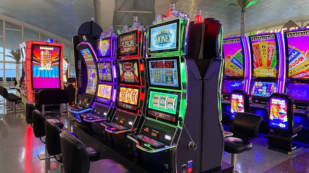 Ravenna, ruba vestiti per 400 euro, ma anziché scappare va a giocare alle slot machine: arrestato
