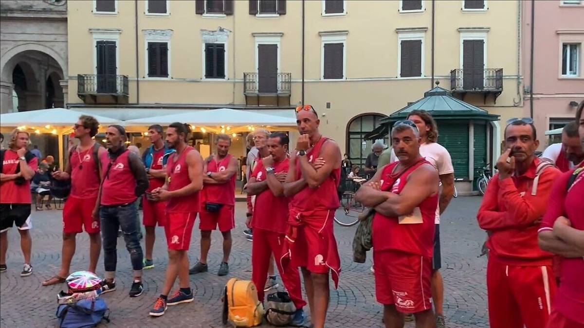 Rimini, la protesta in piazza dei marinai di salvataggio