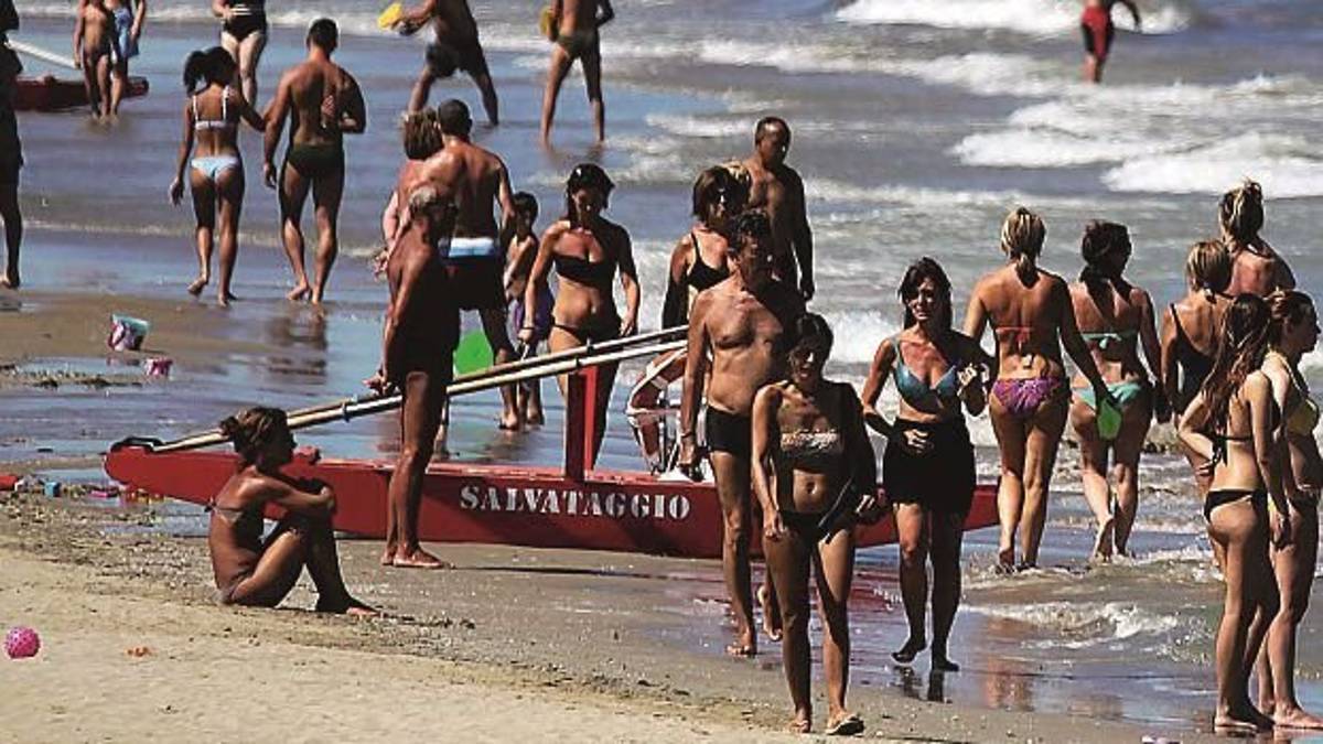 Rimini, divieto di sosta sulla battigia, turista cacciata dal bagnasciuga: «Mi hanno umiliata, vergogna»