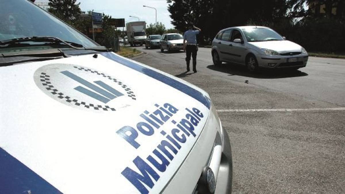 Rimini, si dà alla fuga dopo l'incidente: scoperta e denunciata