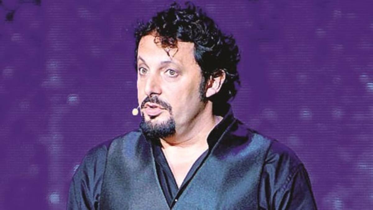 Enrico Brignano all'Rds stadium di Rimini in “Innamorato perso”