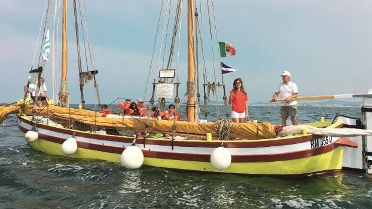 I ragazzi della scuola media alla scoperta della vela e del mare