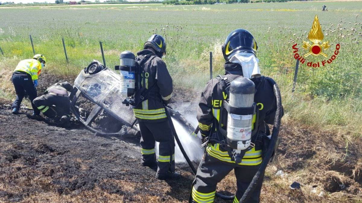 Muore tra le fiamme dell'auto dopo la carambola in A14