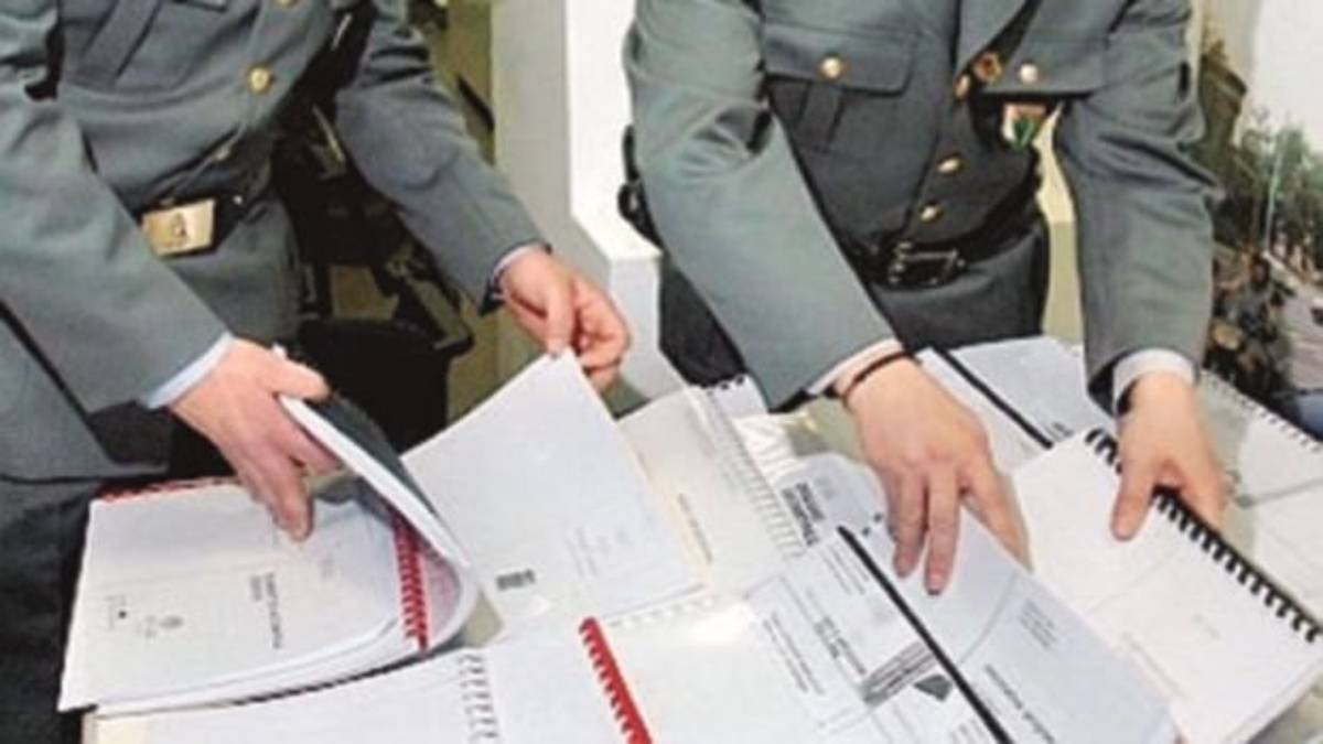 La Finanza alle scuole medie a Cesena. Controllati i quadernoni abusivi