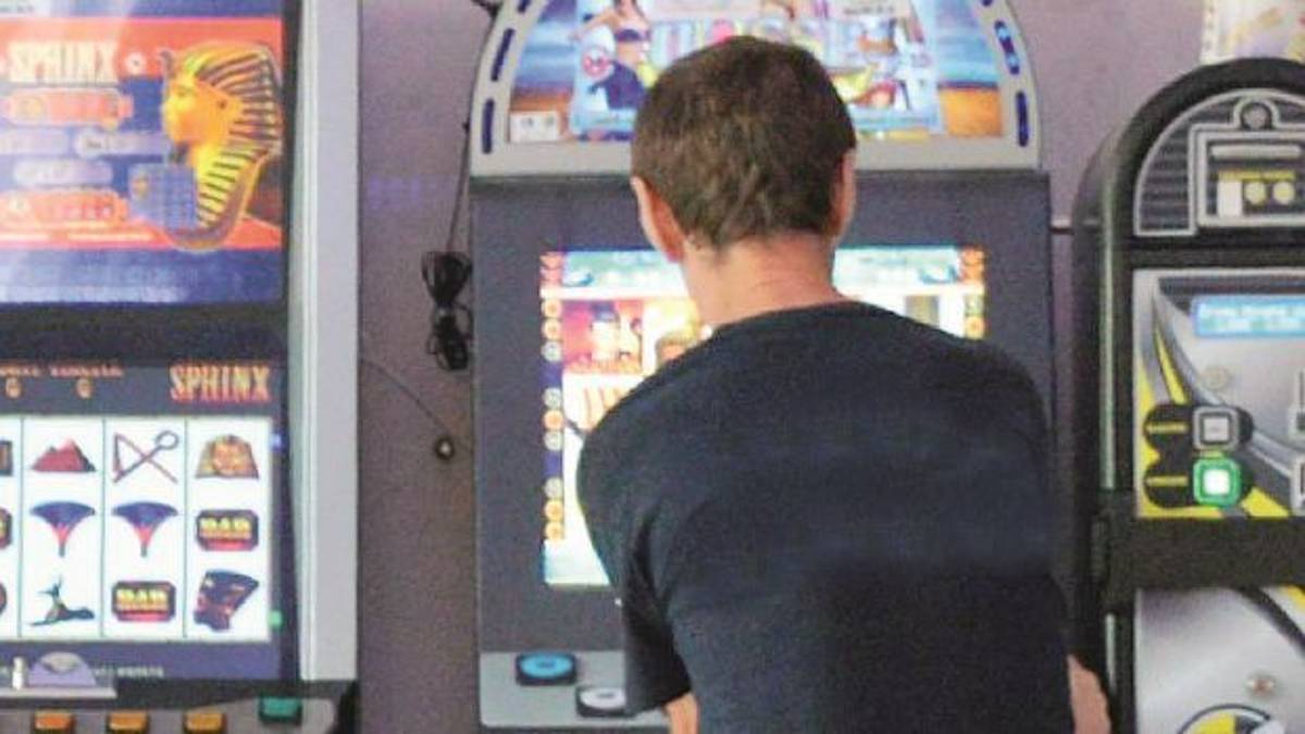 Brucia lo stipendio nei videopoker e minaccia di morte la madre, arrestato 30enne di Marina di Ravenna