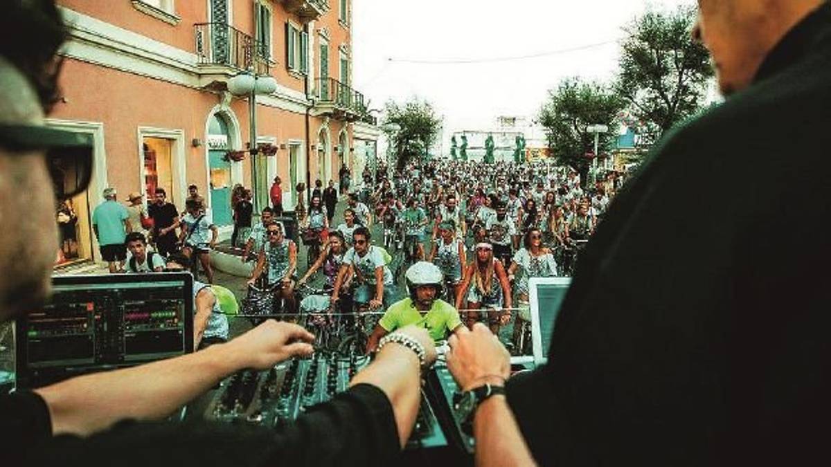 Molest tour, il Comune di Riccione nega permessi. «Amareggiati, faremo fatica a organizzare altri eventi qui»