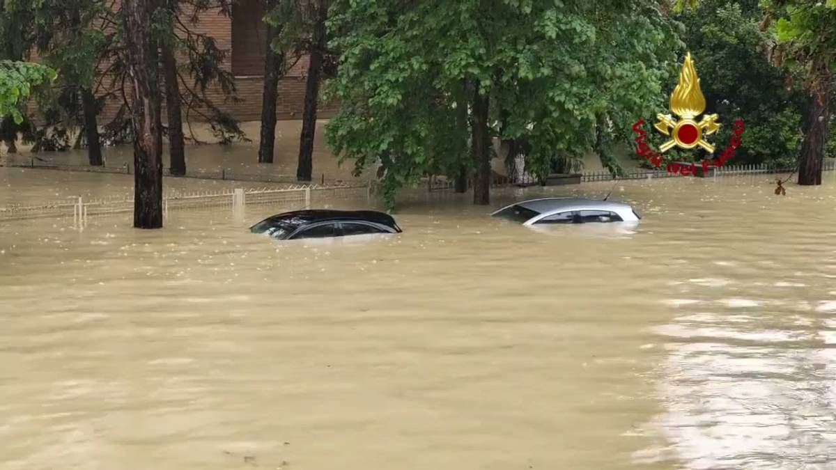 Faenza, i salvataggi dei Vigili del Fuoco in condizioni estreme VIDEO