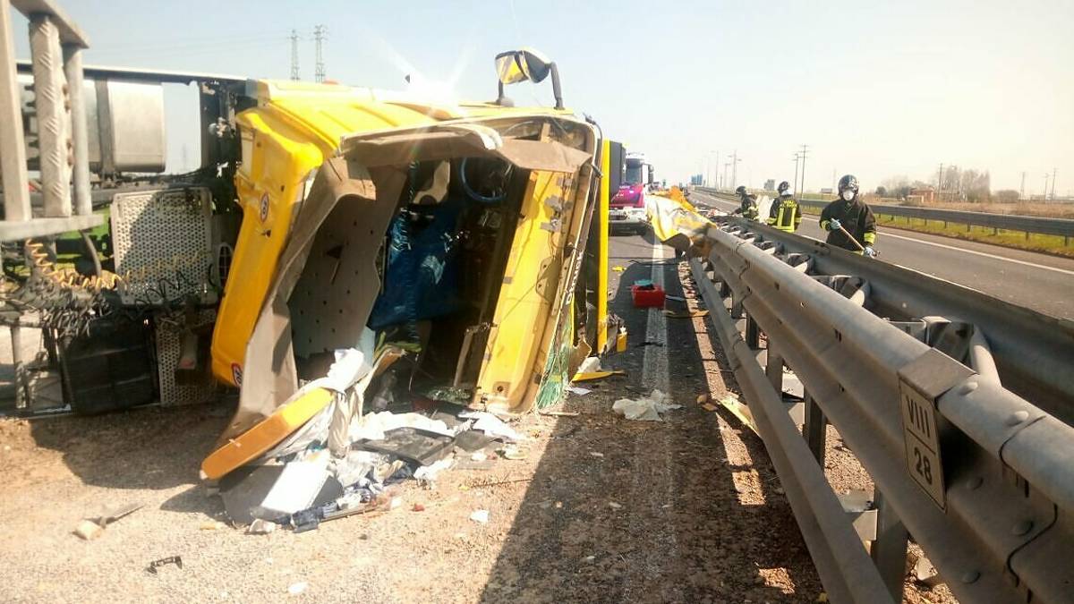 Camion ribaltato: riaperta al traffico la A14 bis a Ravenna