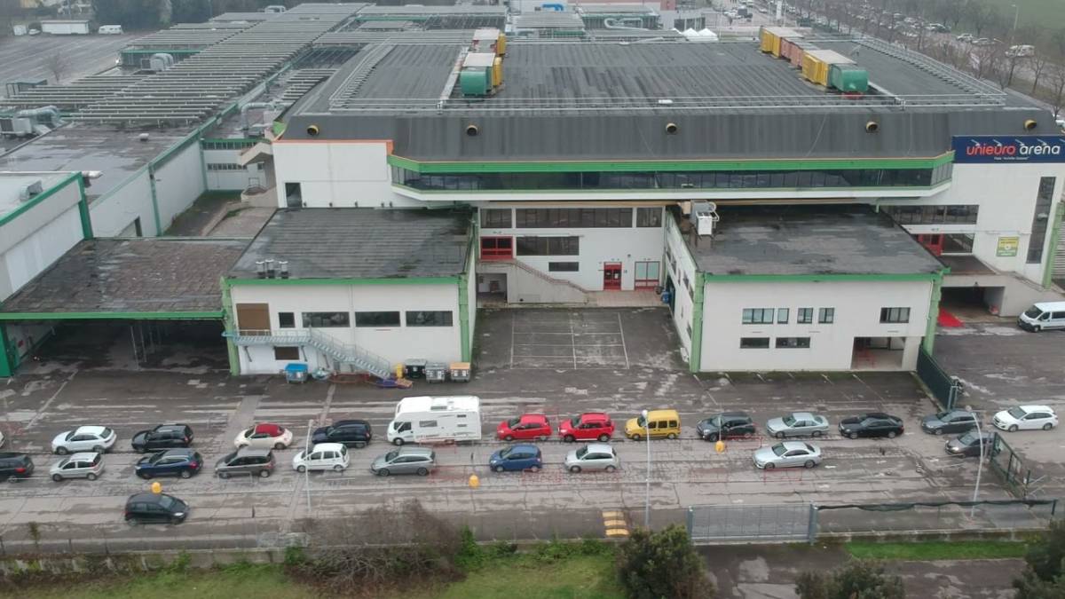Forlì, ancora lunghe code per i tamponi in Fiera
