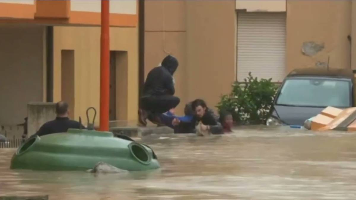 Cesena, il cuore della gente di Romagna: si tuffano e salvano una bimba VIDEO