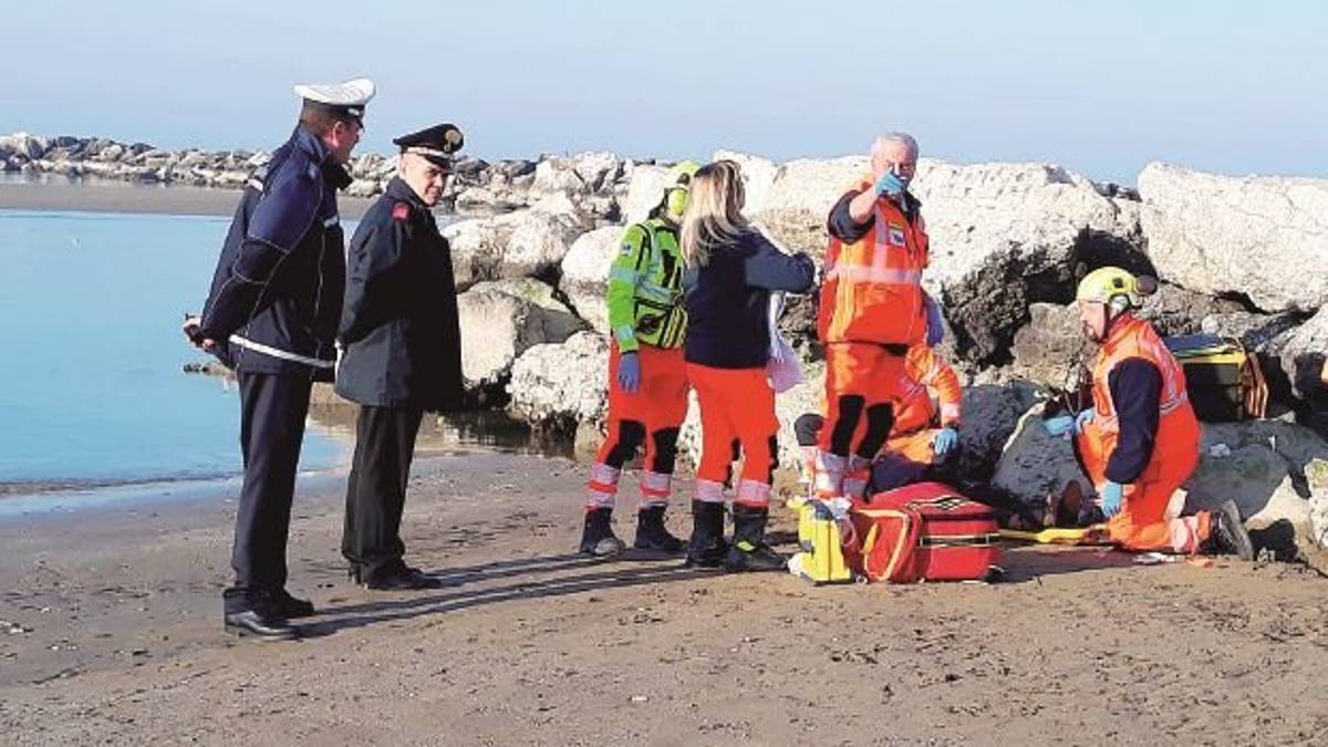 Bellaria, nonna si lancia sulla scogliera per salvare la nipotina caduta