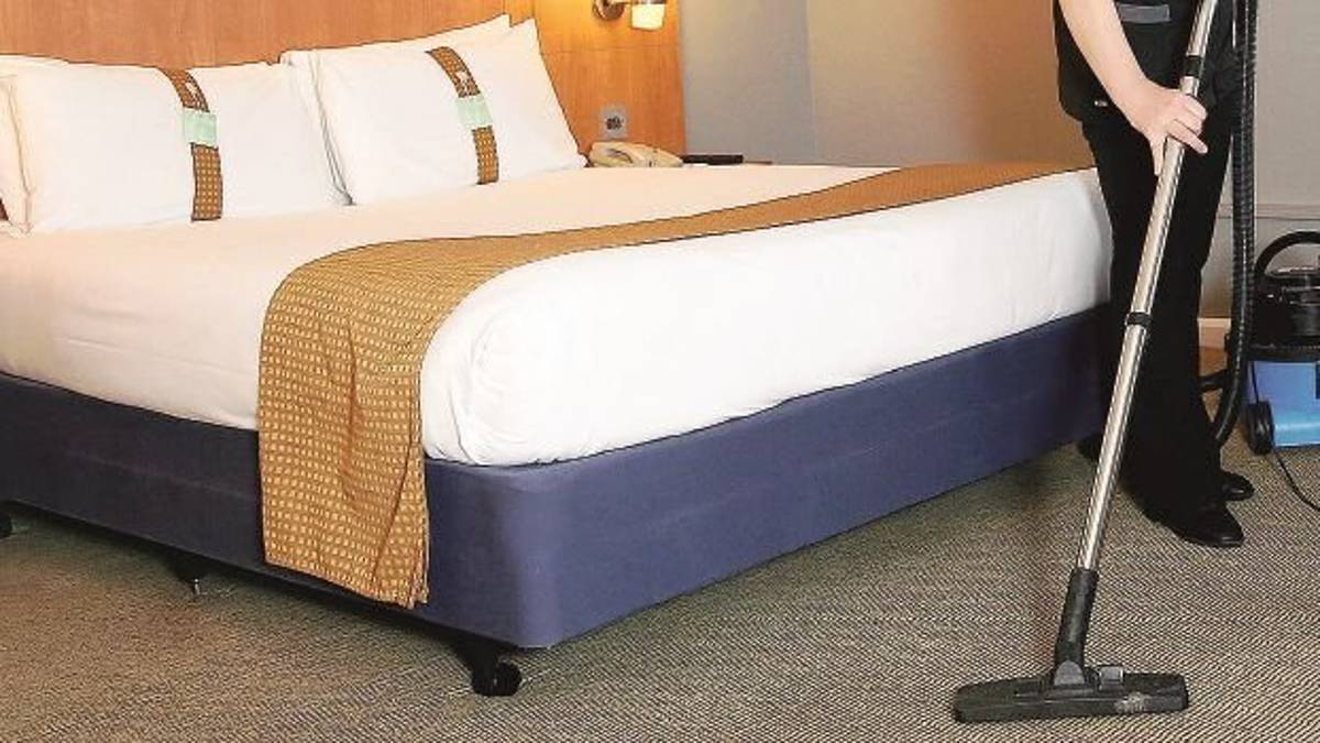 La tv svizzera torna in riviera e boccia gli alberghi: «Sufficienza solo per metà hotel»