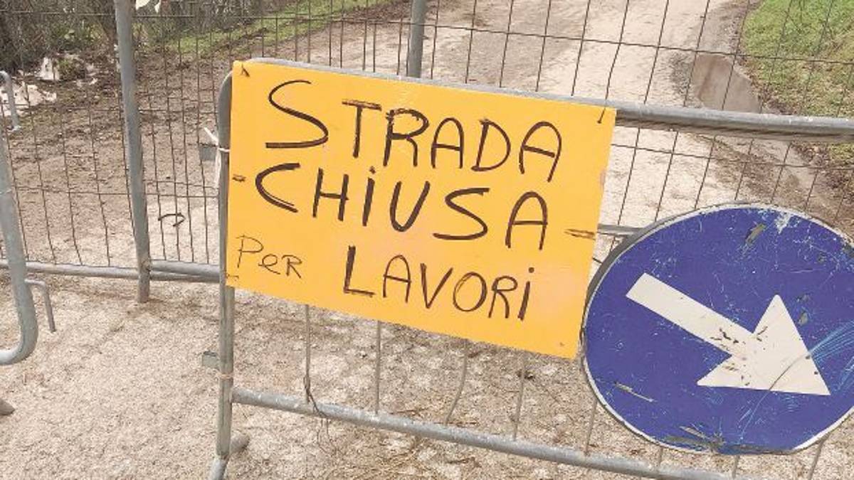 Frana la strada: tre famiglie isolate, due evacuate