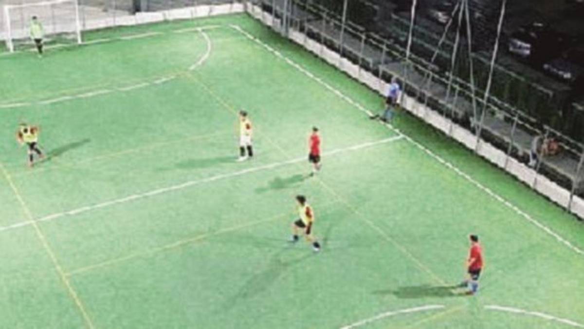 Maltratta e picchia la moglie, poi va a giocare a calcetto