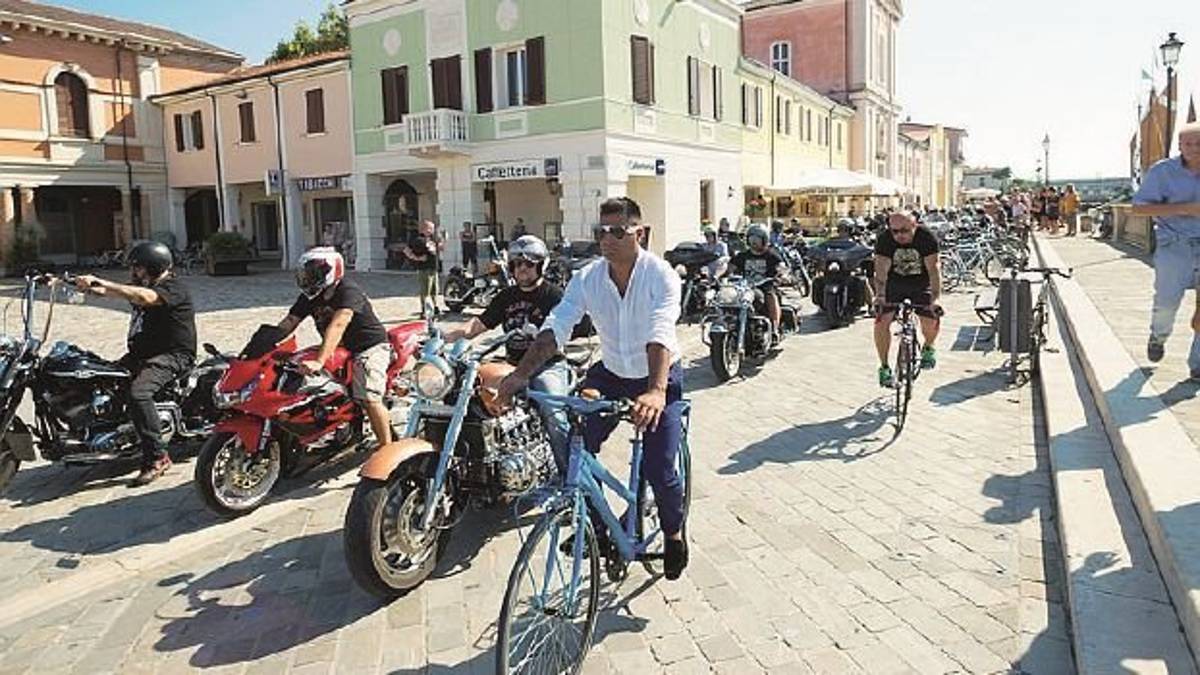 Il rombo delle moto a Cesenatico per l’ultimo saluto al paparazzo dei divi di Hollywood
