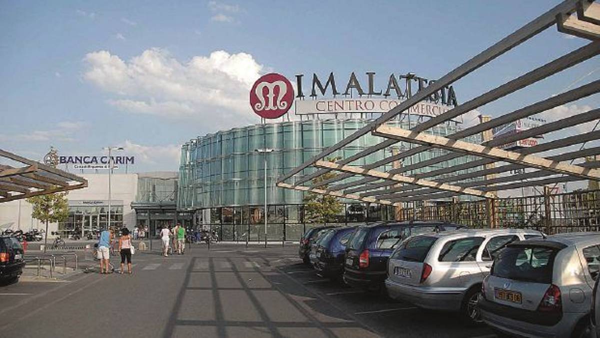 Si calano come ninja dai lucernai, svaligiati tre negozi a Rimini