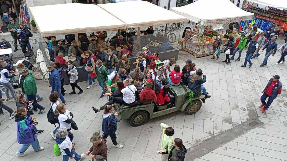 Rimini, addio al nubilato sulla jeep degli alpini: Siamo montanare dentro VIDEO