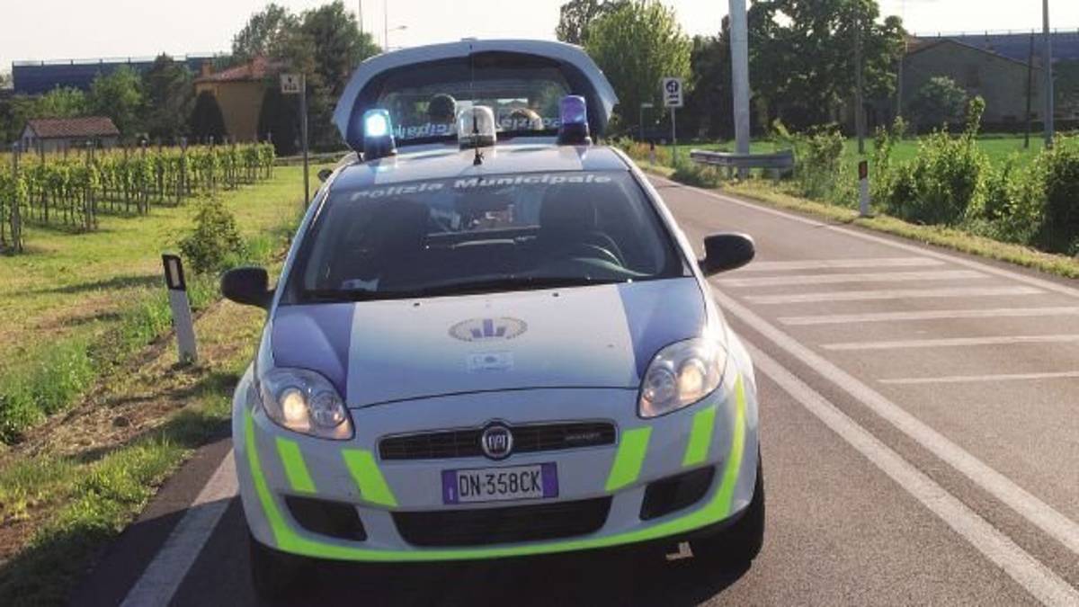 Faenza, italiana girava su una 500 con targa ungherese intestata allo zio, scatta il sequestro