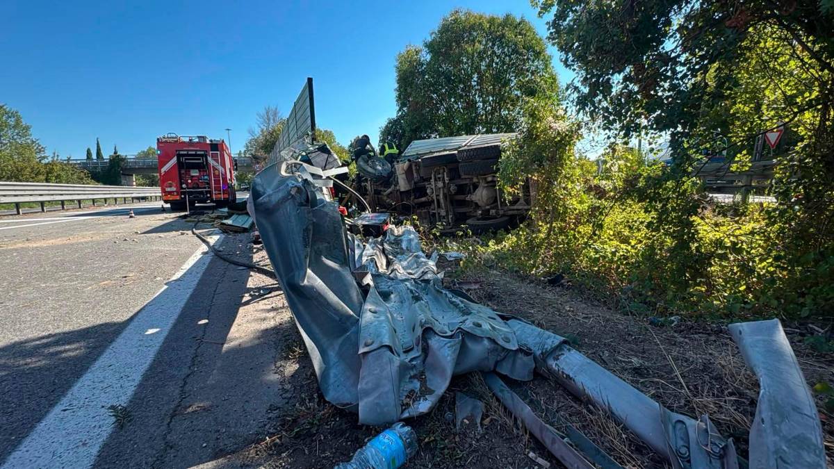 Cesena, pauroso incidente sulla Secante: il camion centra la cuspide dell’uscita e si ribalta VIDEO GALLERY
