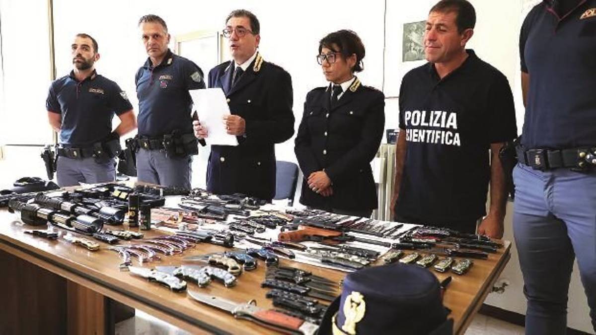 Controlli a Imola durante il Crame, sequestrato arsenale a un espositore