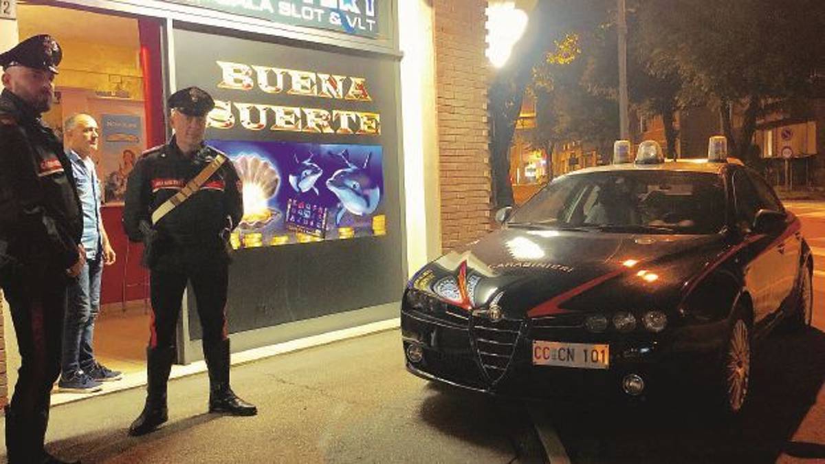 Rapinatore anziano in sala sloto: colluttazione con il proprietario