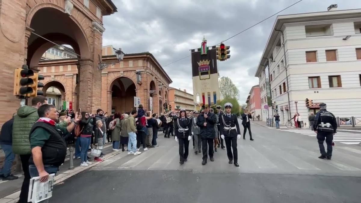 Liberazione a Cesena, un migliaio di partecipanti all'incontro ufficiale con Carlo Greppi e il sindaco Enzo Lattuca VIDEO