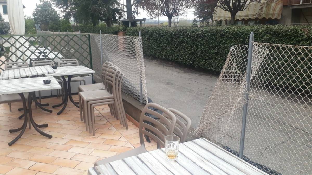 Faenza, colpo notturno in tre minuti: rubati soldi e sigarette a tutta velocità