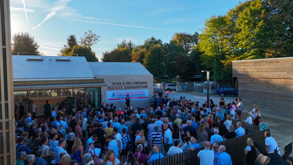La cerimonia di inaugurazione della nuova scuola