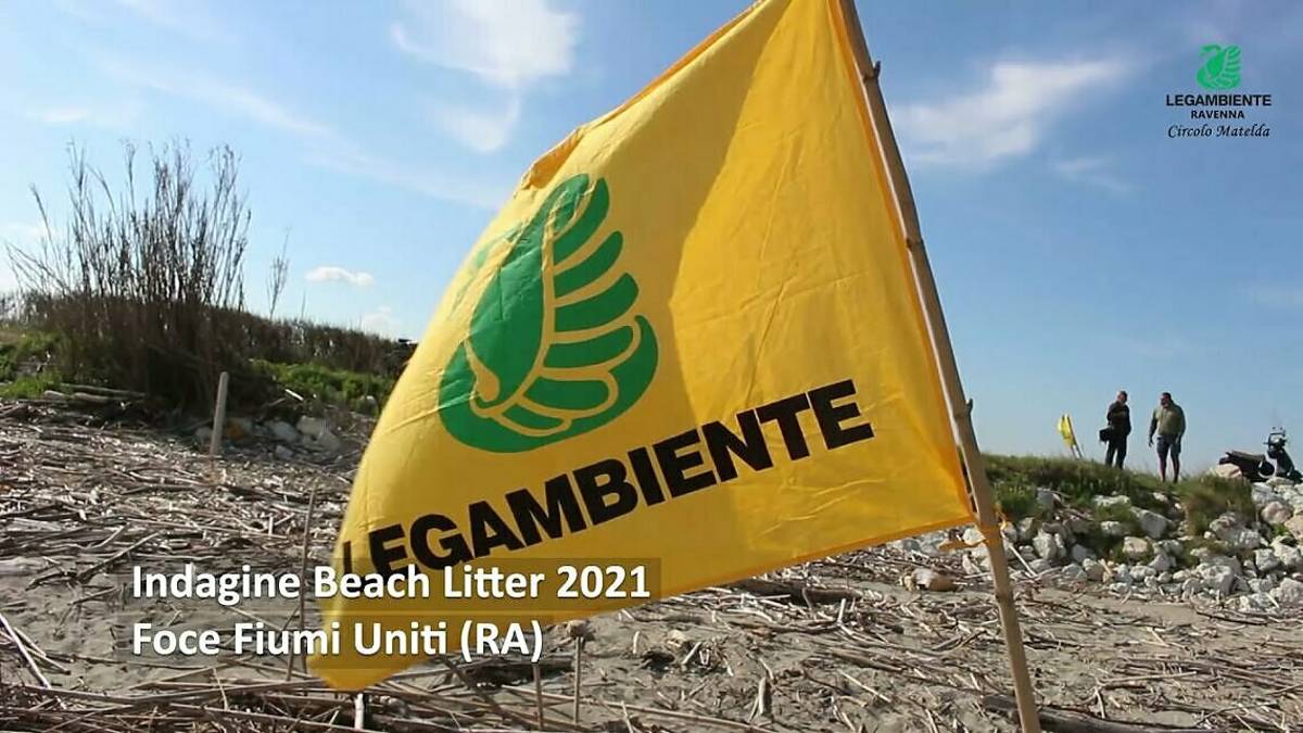 Ravenna, i volontari di Legambiente alla foce dei Fiumi Uniti VIDEO