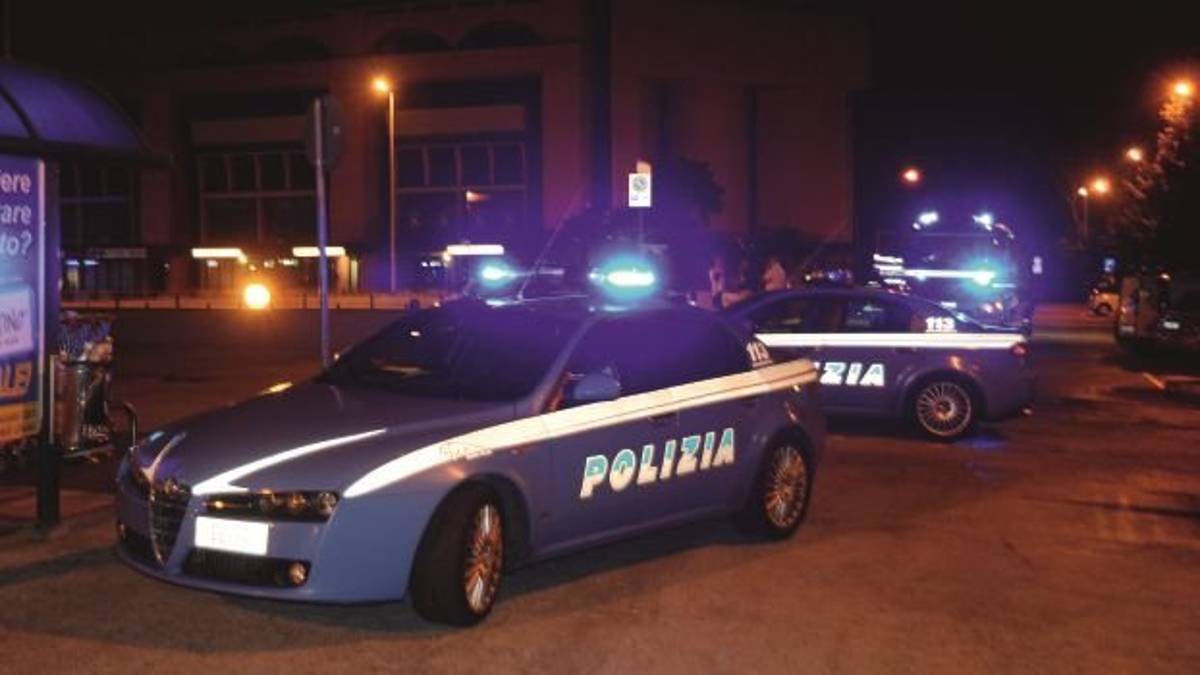 Fuggono su furgone rubato e speronano le volanti