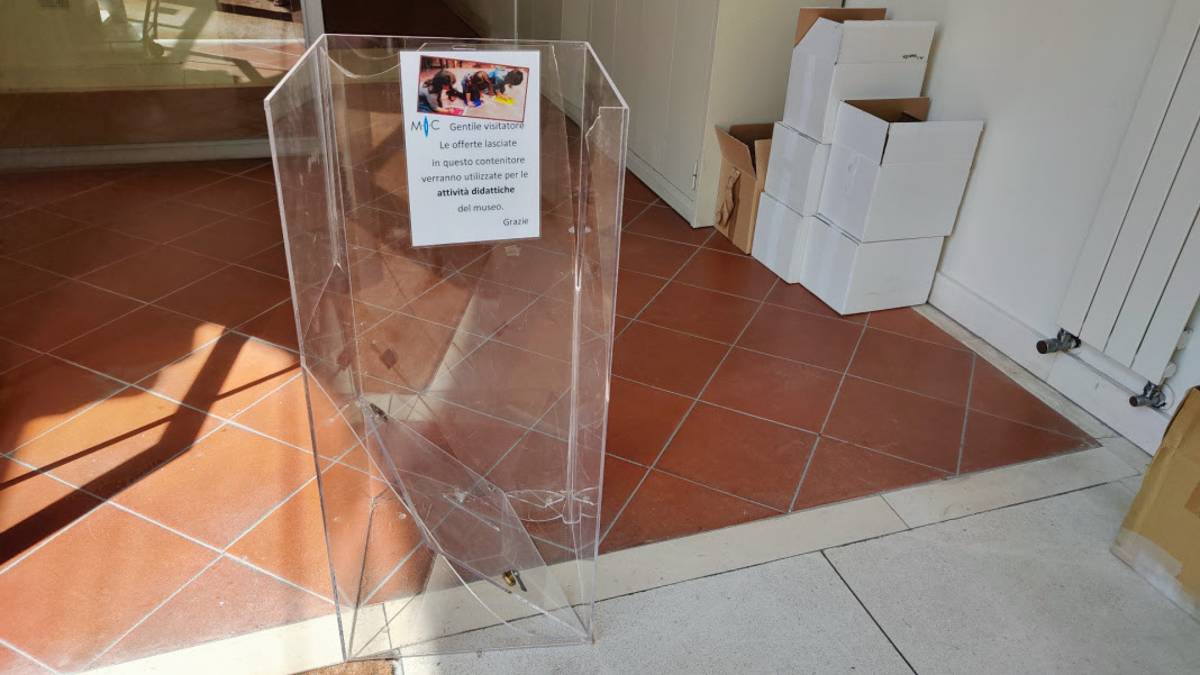 Faenza, rubata l'urna delle donazioni al Museo delle ceramiche