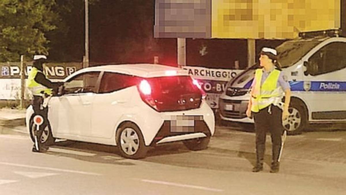 Cellulare alla guida, controlli speciali dei vigili in borghese