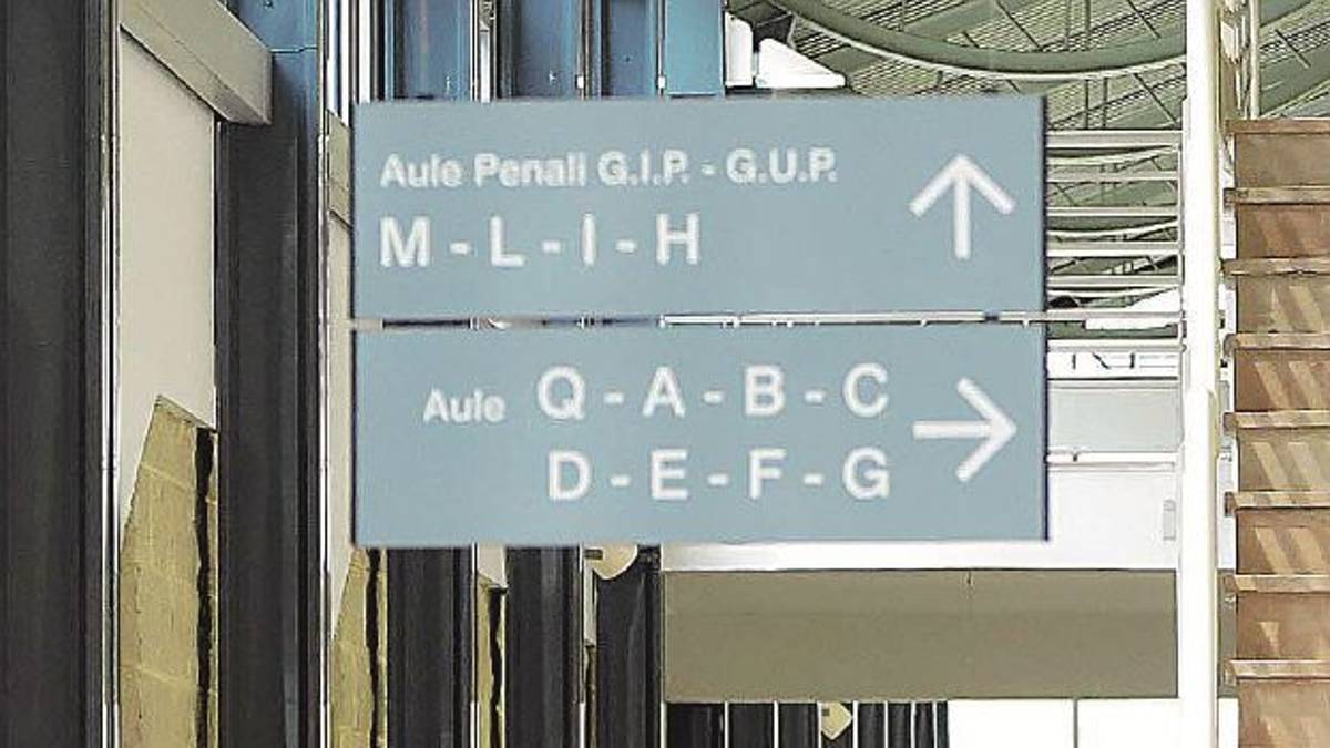 Rimini, perseguita l’amica del cuore e “sfregia” le vetture dei rivali