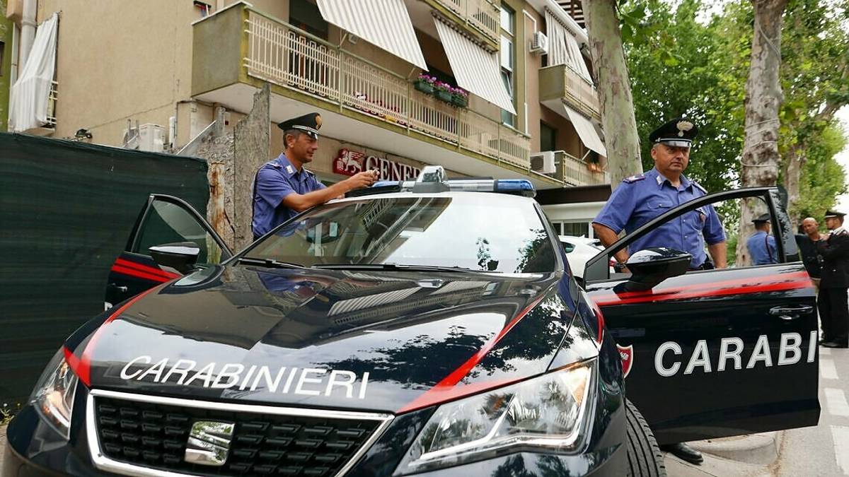 Rimini, truffa delle tre campanelle e furto a turista indiano: denunciati in cinque
