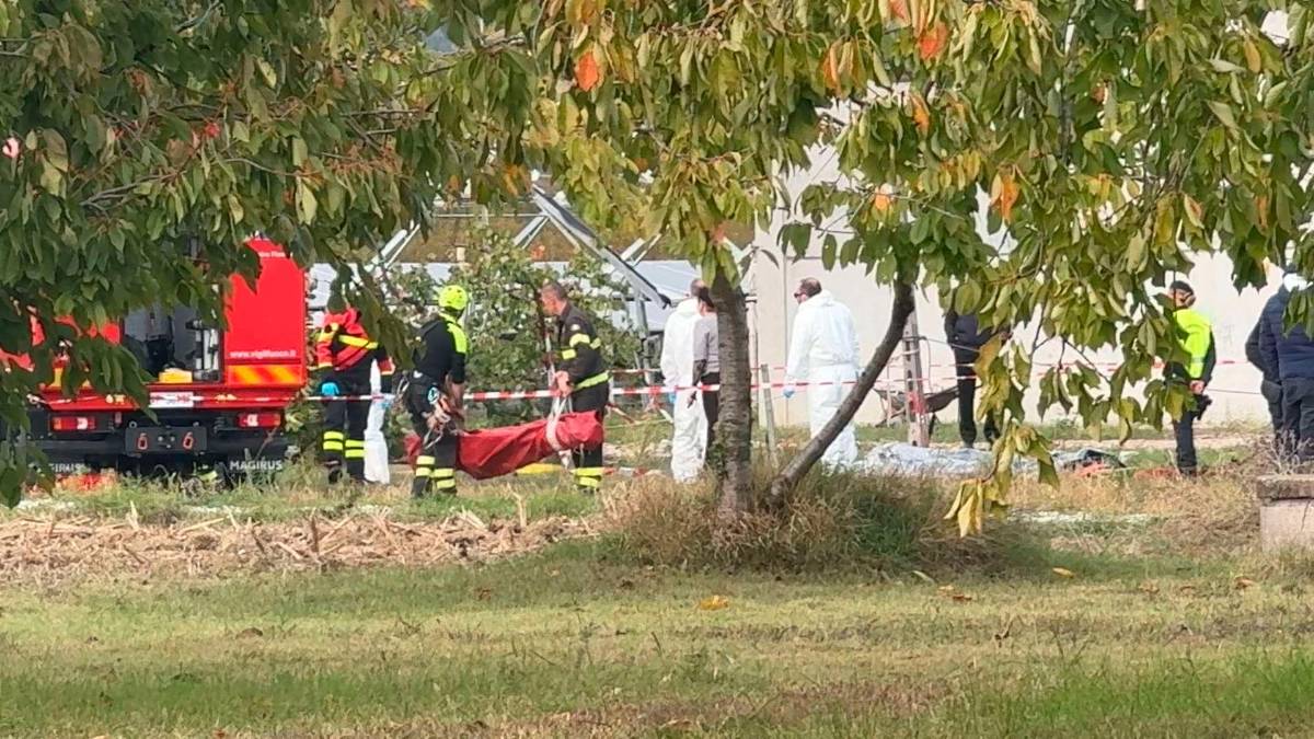 Le fasi di recupero del cadavere del 31enne albanese (foto Zanotti)