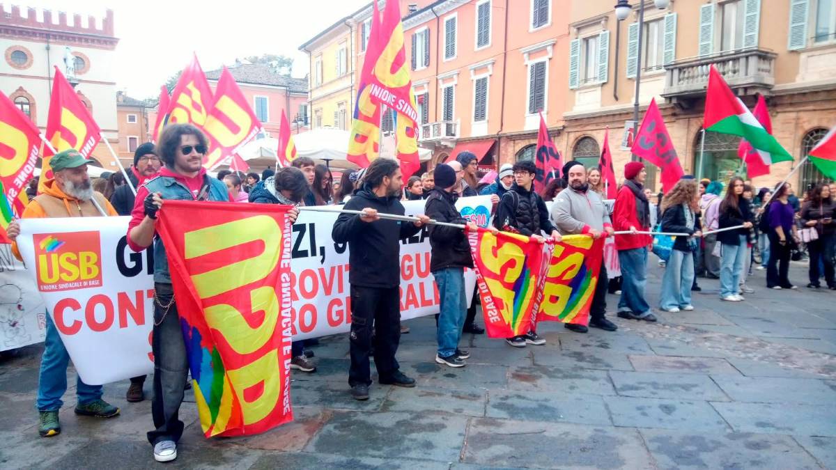 Ravenna, la protesta in piazza: “Soldi alle scuole, non alle guerre” - VIDEO GALLERY
