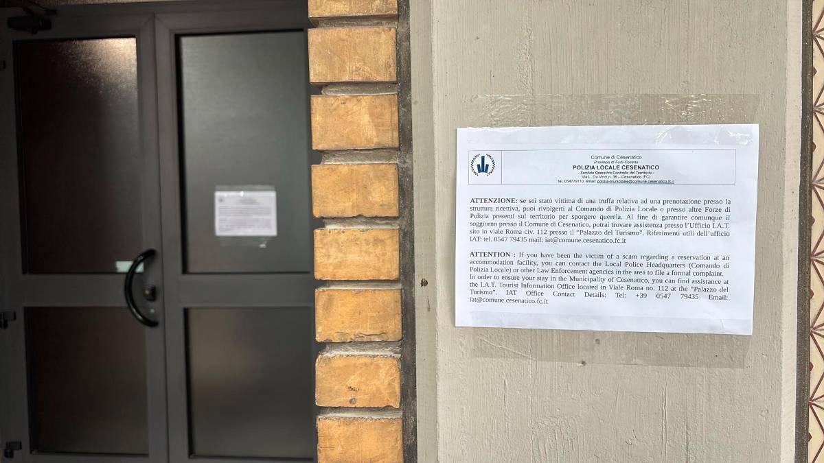 L’avviso della Polizia locale appeso davanti all’ingresso del falso residence