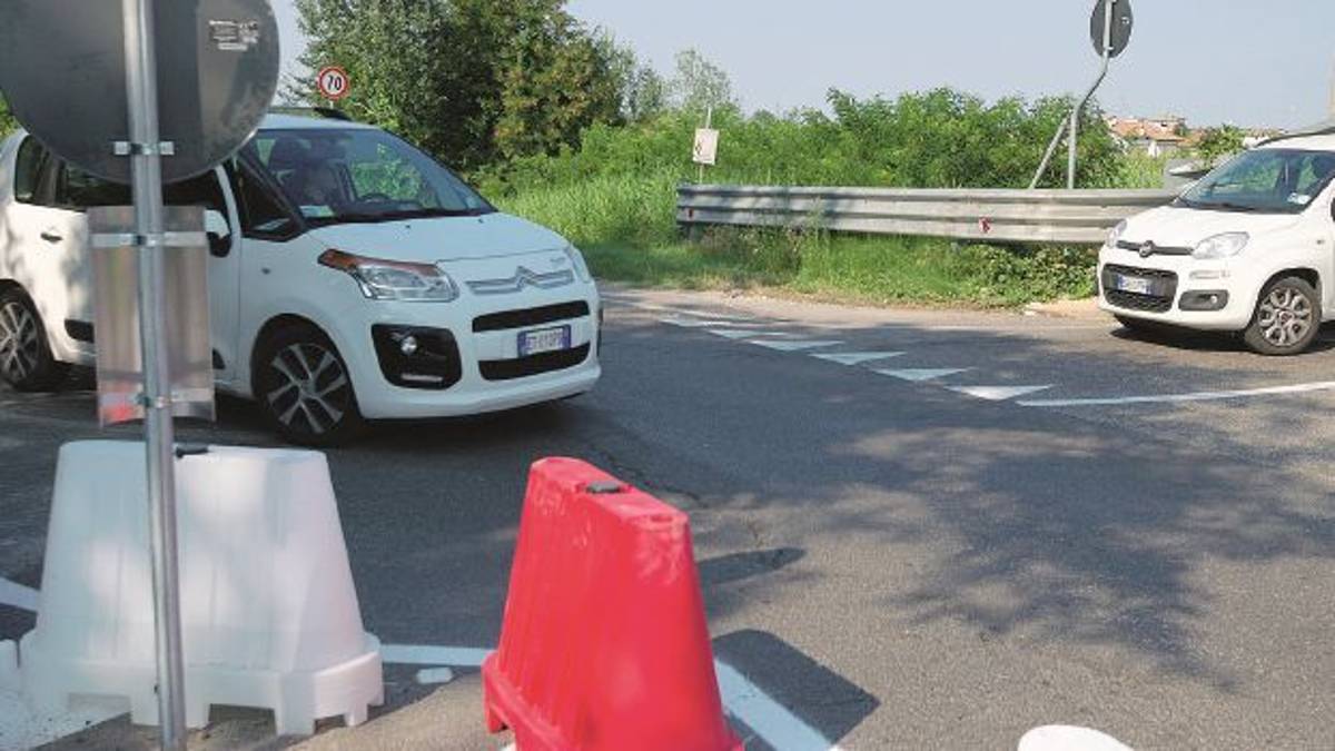 Ravegnana, via al divieto di svolta. Ma quasi tutti “tagliano” al distributore