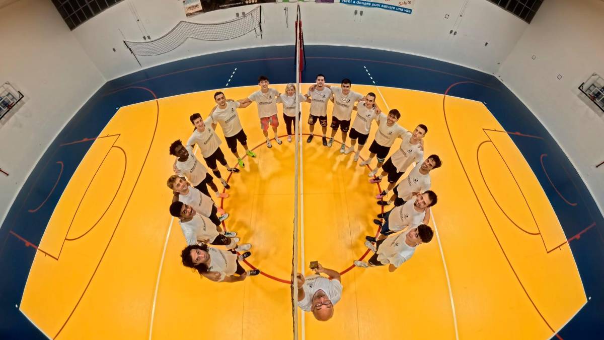 La squadra di pallavolo di Sesto Imolese nella palestra riqualificata