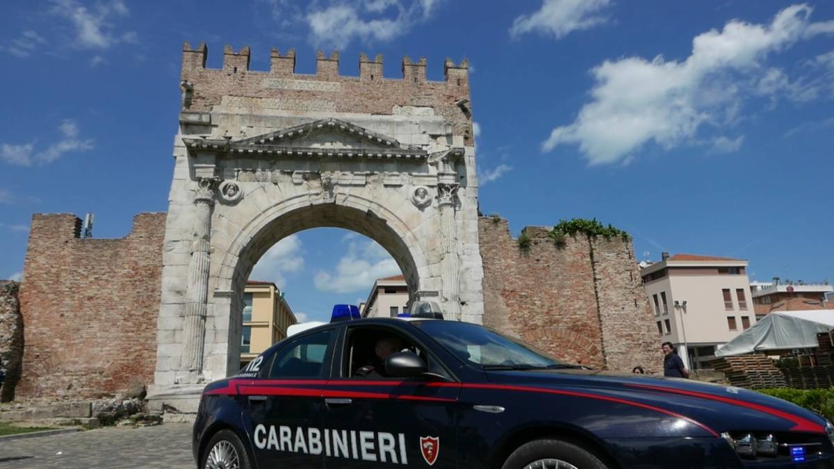 Rimini, deve scontare 18 anni per sequestro e violenza sessuale: arrestato latitante